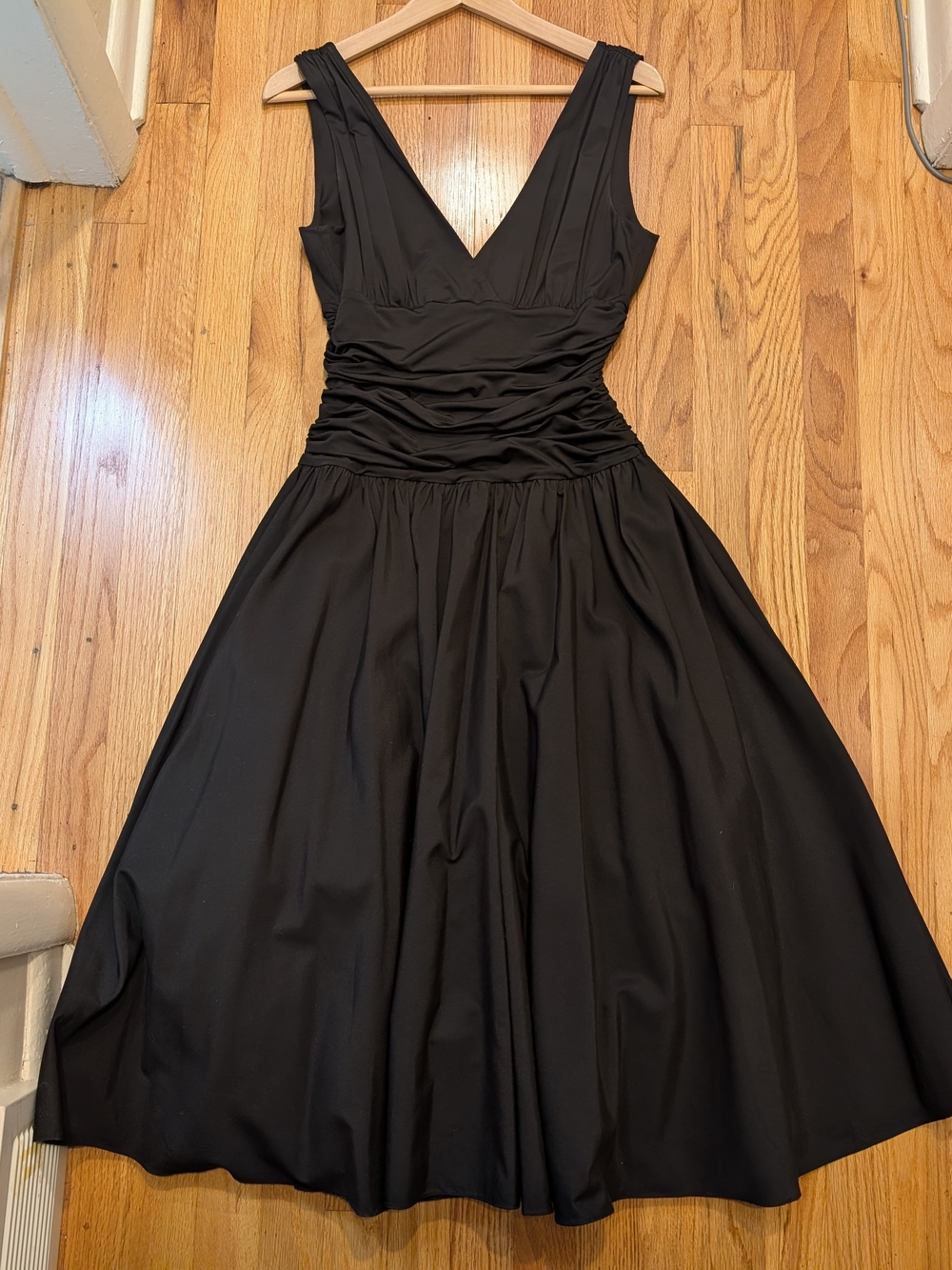 Max & Cleo V-Neck Stretchy Waist Cocktail Dress Runs Small